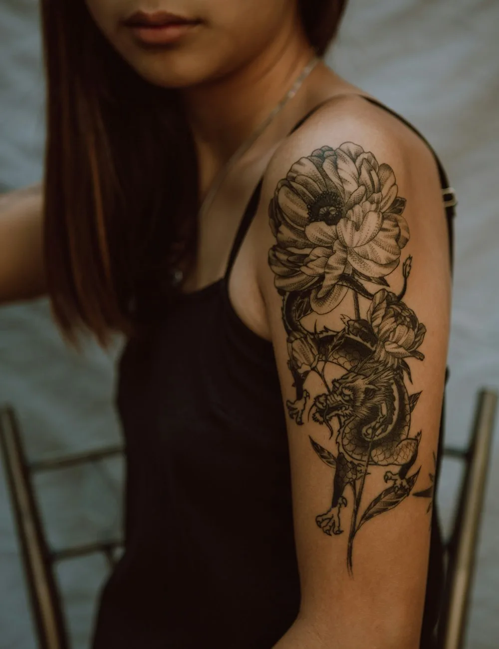 Tatuagem de realismo sombreado em preto e cinza com escultura clássica e degradê suave na pele